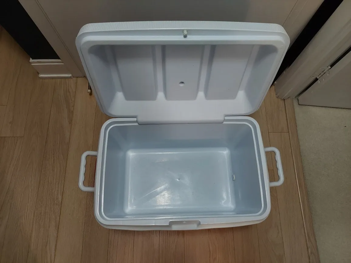 Rubbermaid Cooler (48 Qt) image indicator(2)