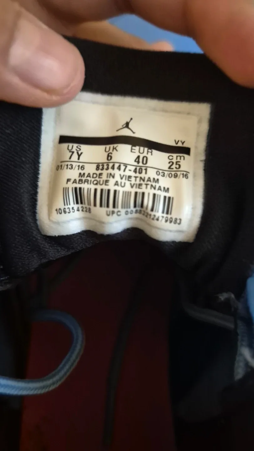 Air Jordan 9 Retro Low University Blue - Size 7Y image indicator(4)