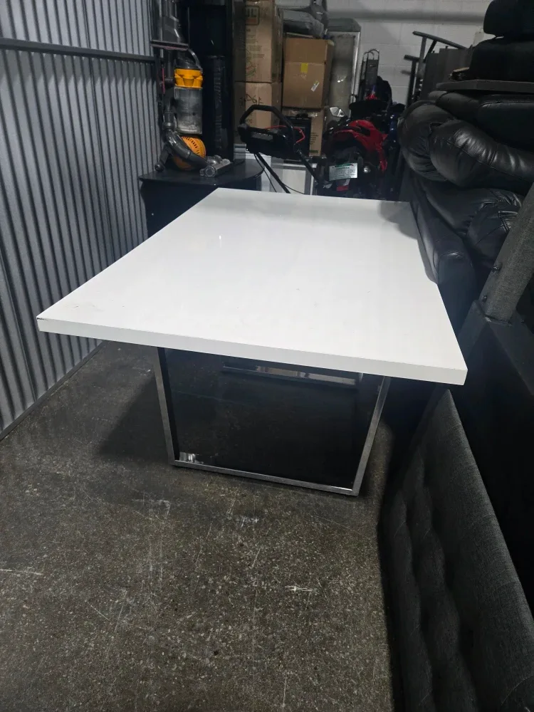 White Dining Table with Chrome Base image indicator(4)