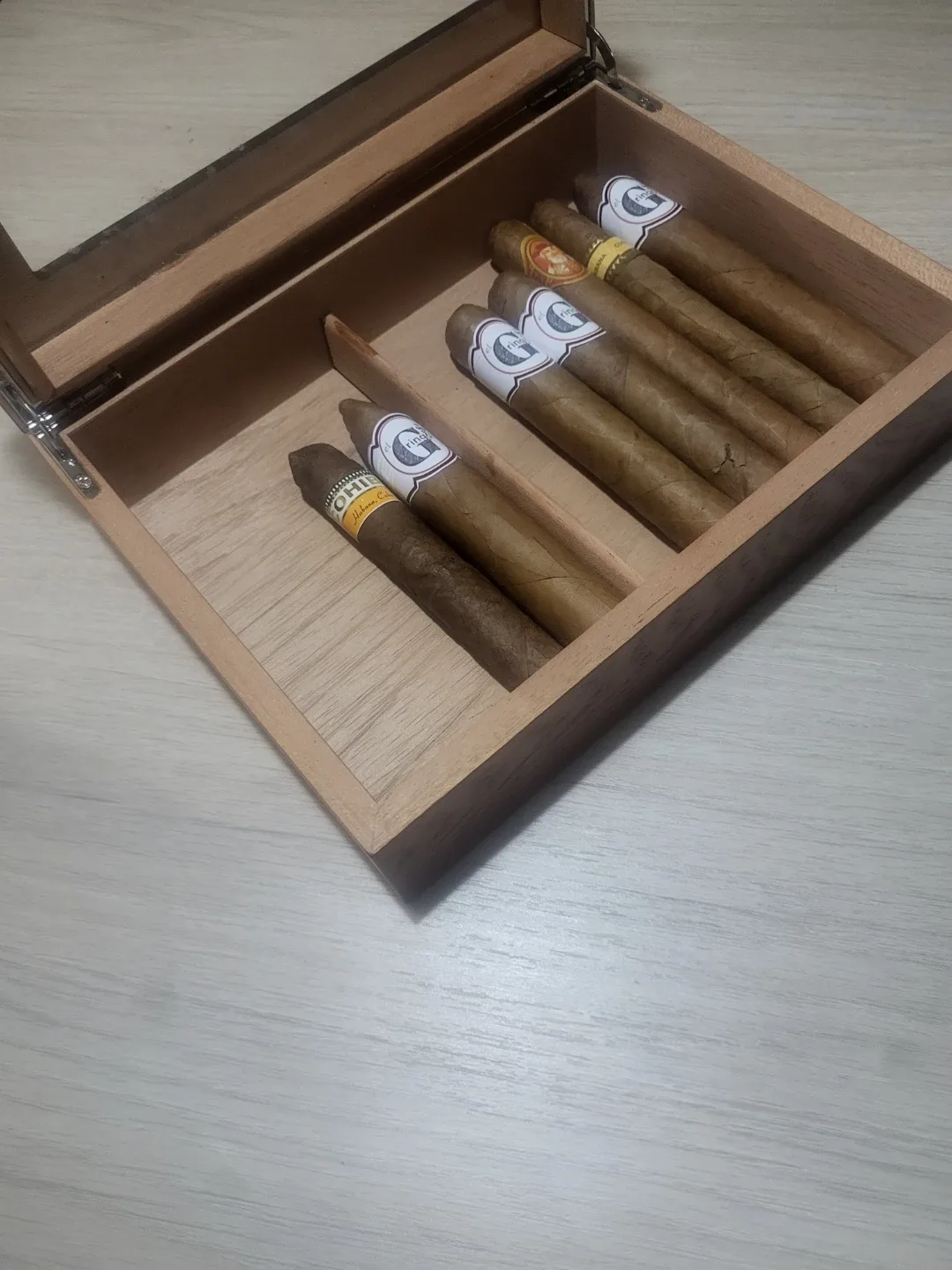 Cigar Humidor with Cigars image indicator(3)