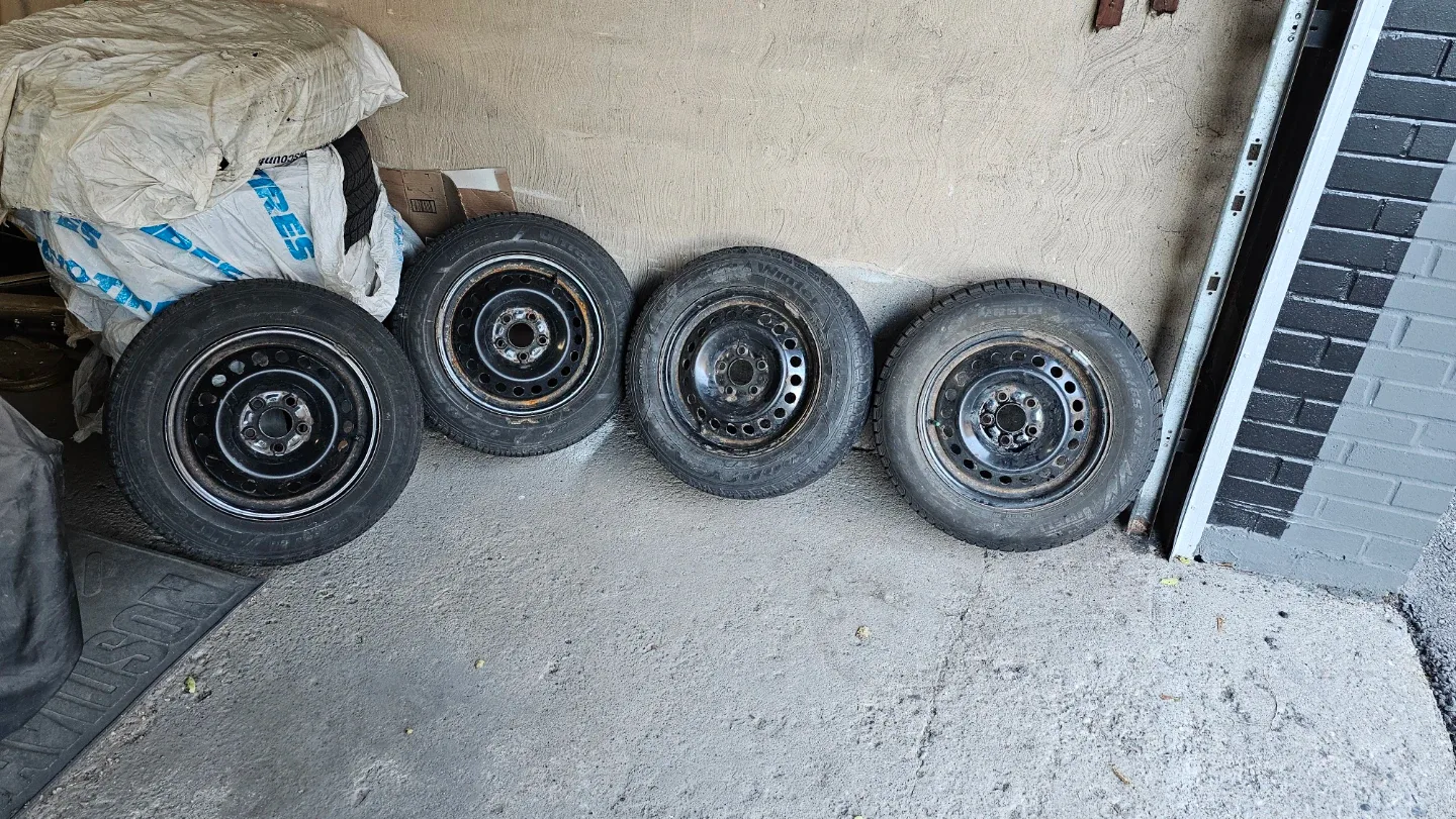 4 Goodyear Ultra Grip/Pirelli Ice Zero Winter Tires P195/65 R15 image indicator(2)