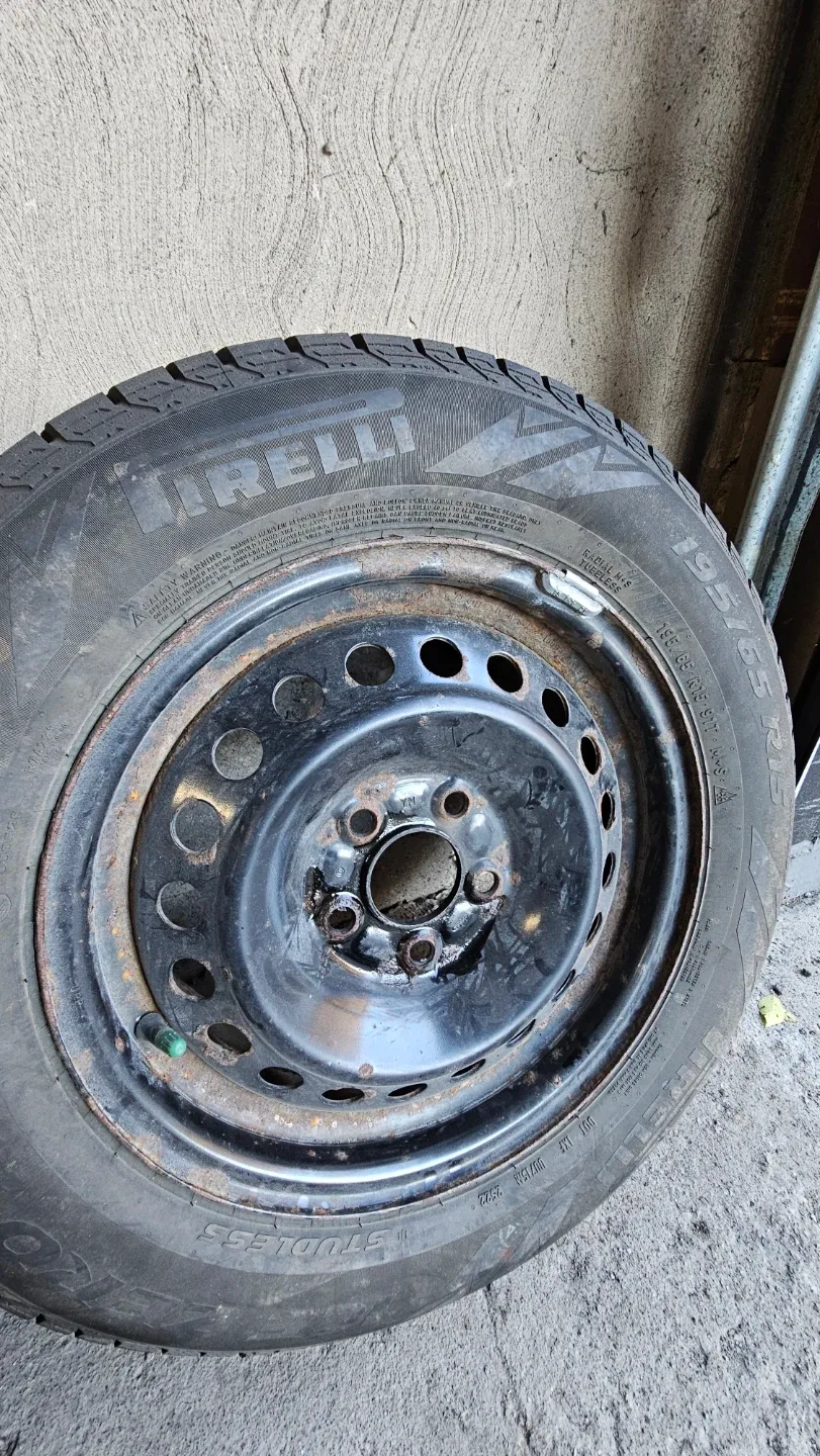 4 Goodyear Ultra Grip/Pirelli Ice Zero Winter Tires P195/65 R15 image indicator(3)