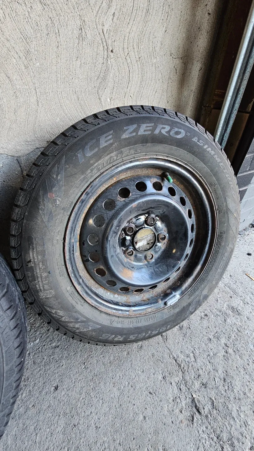 4 Goodyear Ultra Grip/Pirelli Ice Zero Winter Tires P195/65 R15 image indicator(4)