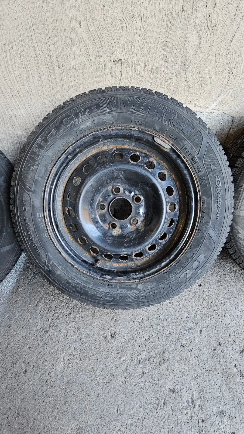 4 Goodyear Ultra Grip/Pirelli Ice Zero Winter Tires P195/65 R15 image indicator(5)