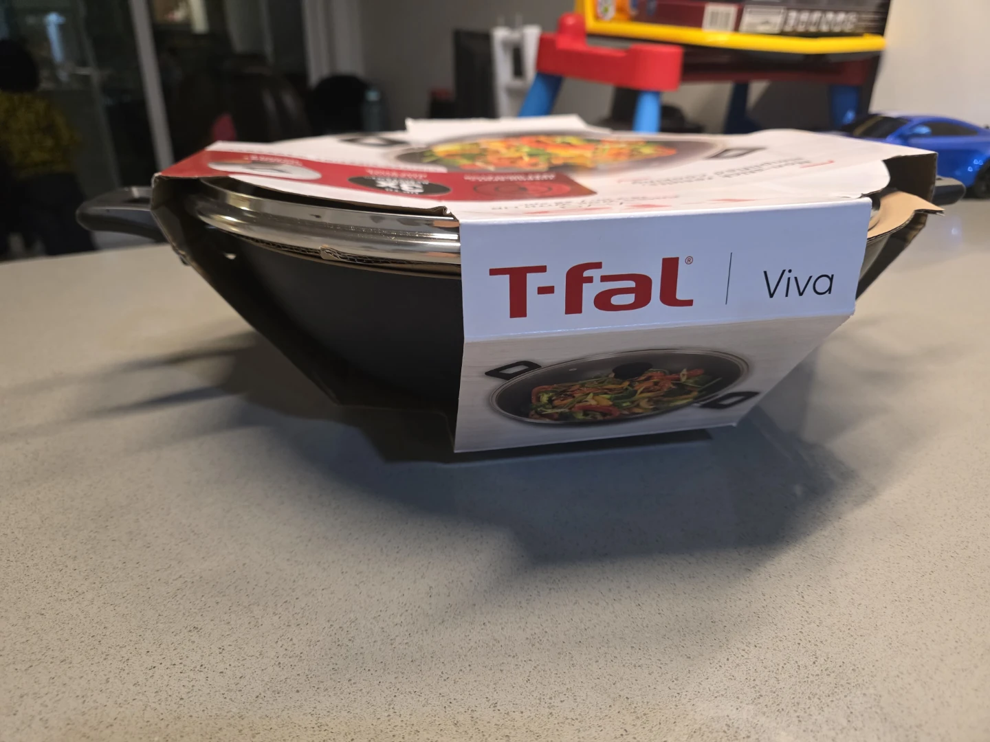 T-fal Viva Jumbo Wok with Lid - 14.2 in / 36 cm - photo 2
