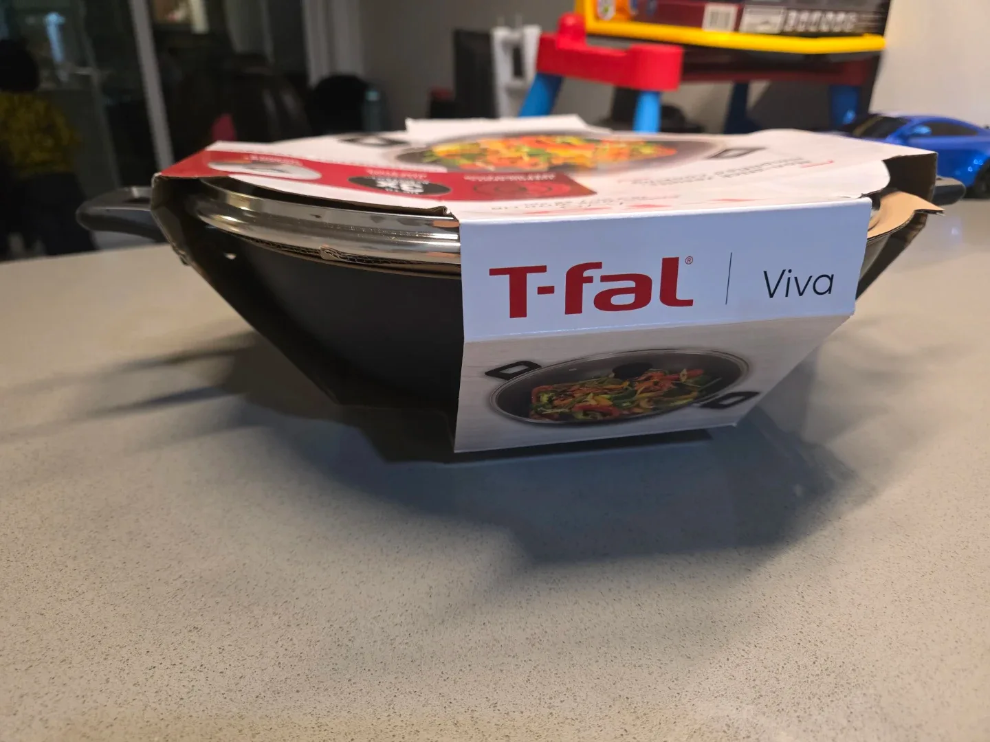T-fal Viva Jumbo Wok with Lid - 14.2 in / 36 cm image indicator(2)