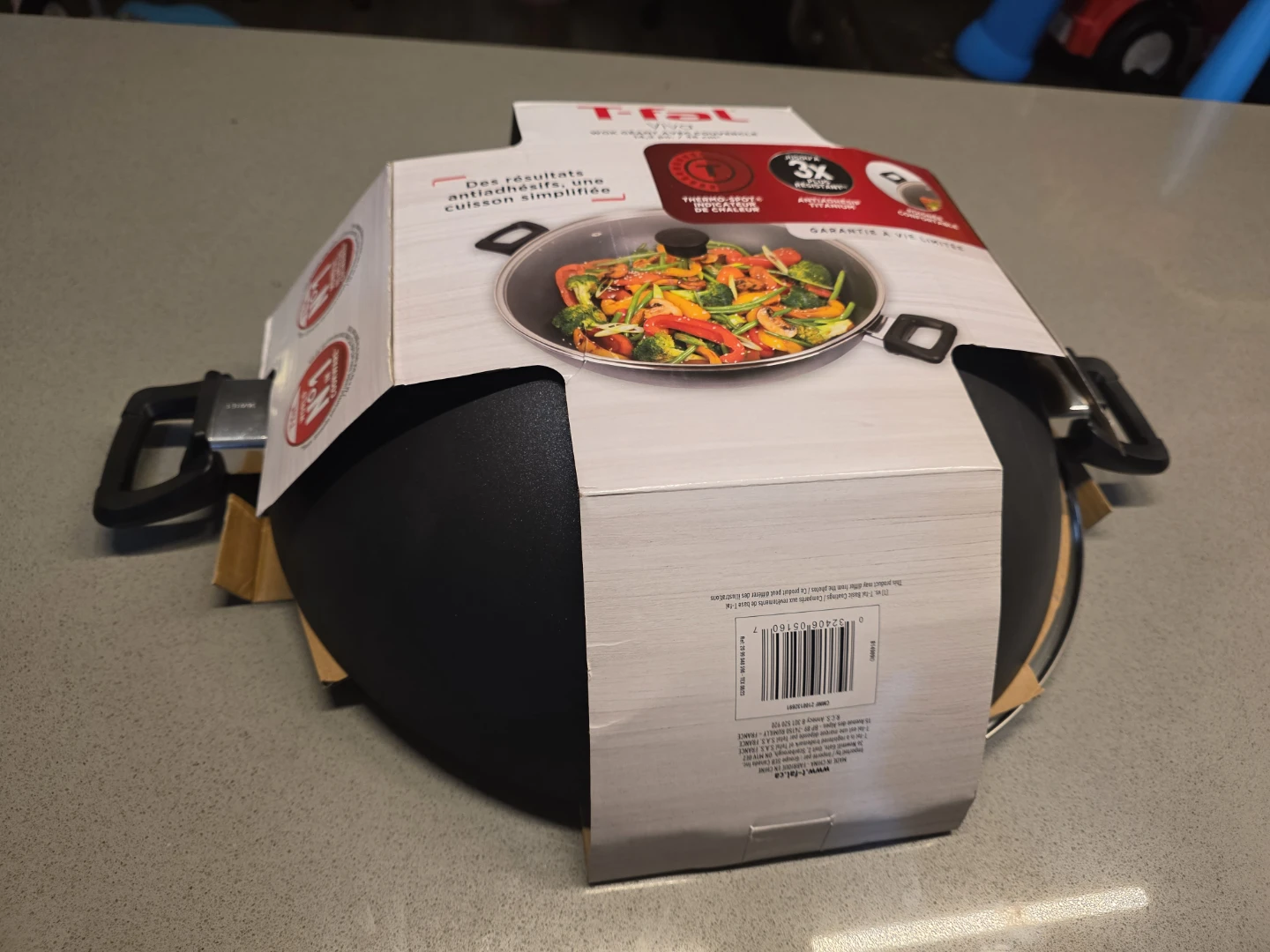 T-fal Viva Jumbo Wok with Lid - 14.2 in / 36 cm - photo 3