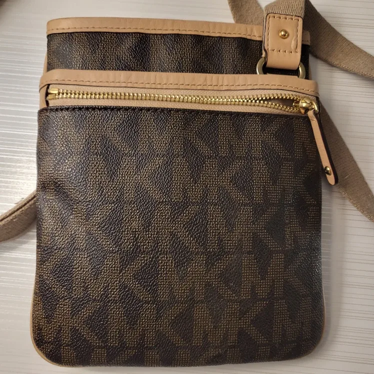 Pristine! Michael Kors Crossbody & Wallet - Quick Pickup!🚀 image indicator(6)