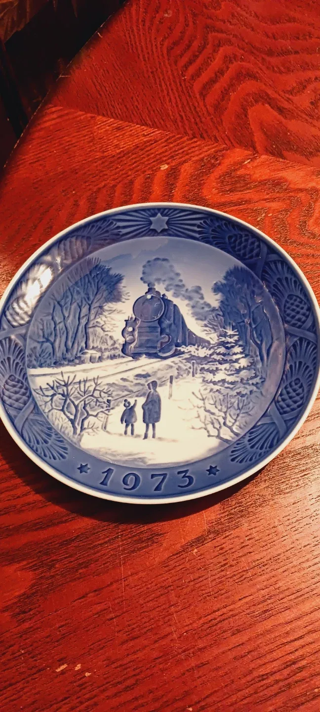 Royal Copenhagen 1973 Going Home For 🎄 Christmas Plate thumbnail