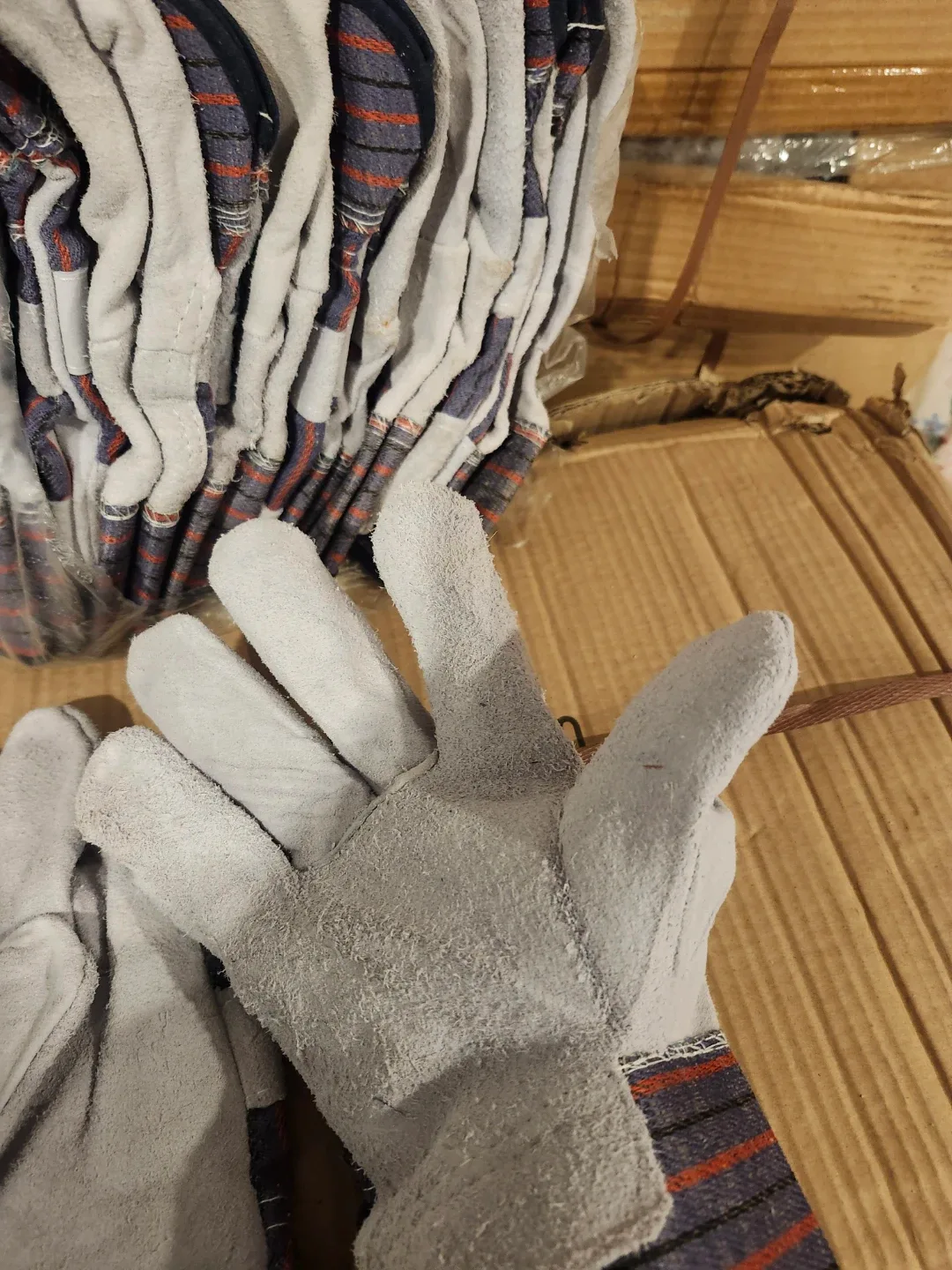 Cow Hide Leather Gloves Size 10-1/2" image indicator(2)