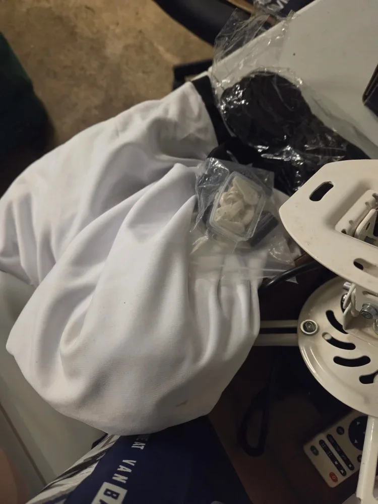 RCA Projector with Mount & Remote image indicator(4)