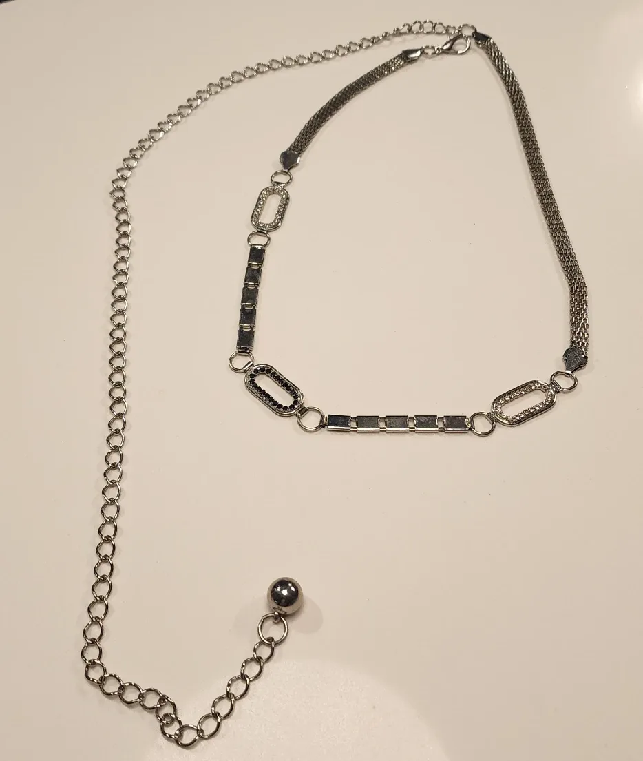 Vintage Silver-Tone Waist Belt – Adjustable & Unique Design