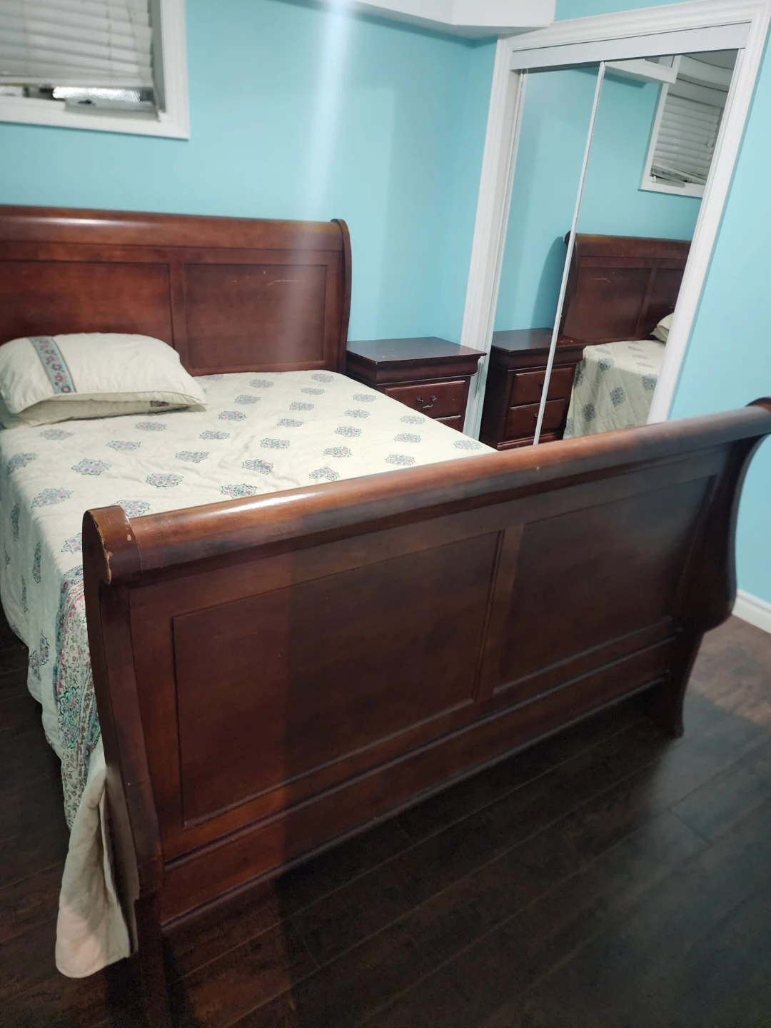 Traditional Wood Queen Sleigh Bed Set(2Nightstands) - photo 2