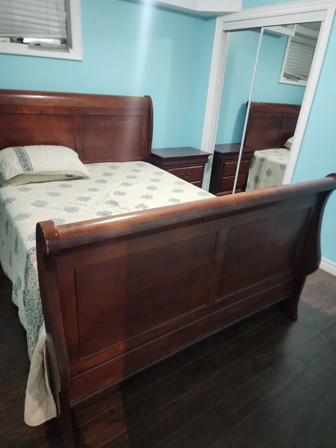 Traditional Wood Queen Sleigh Bed Set(2Nightstands) image indicator(2)
