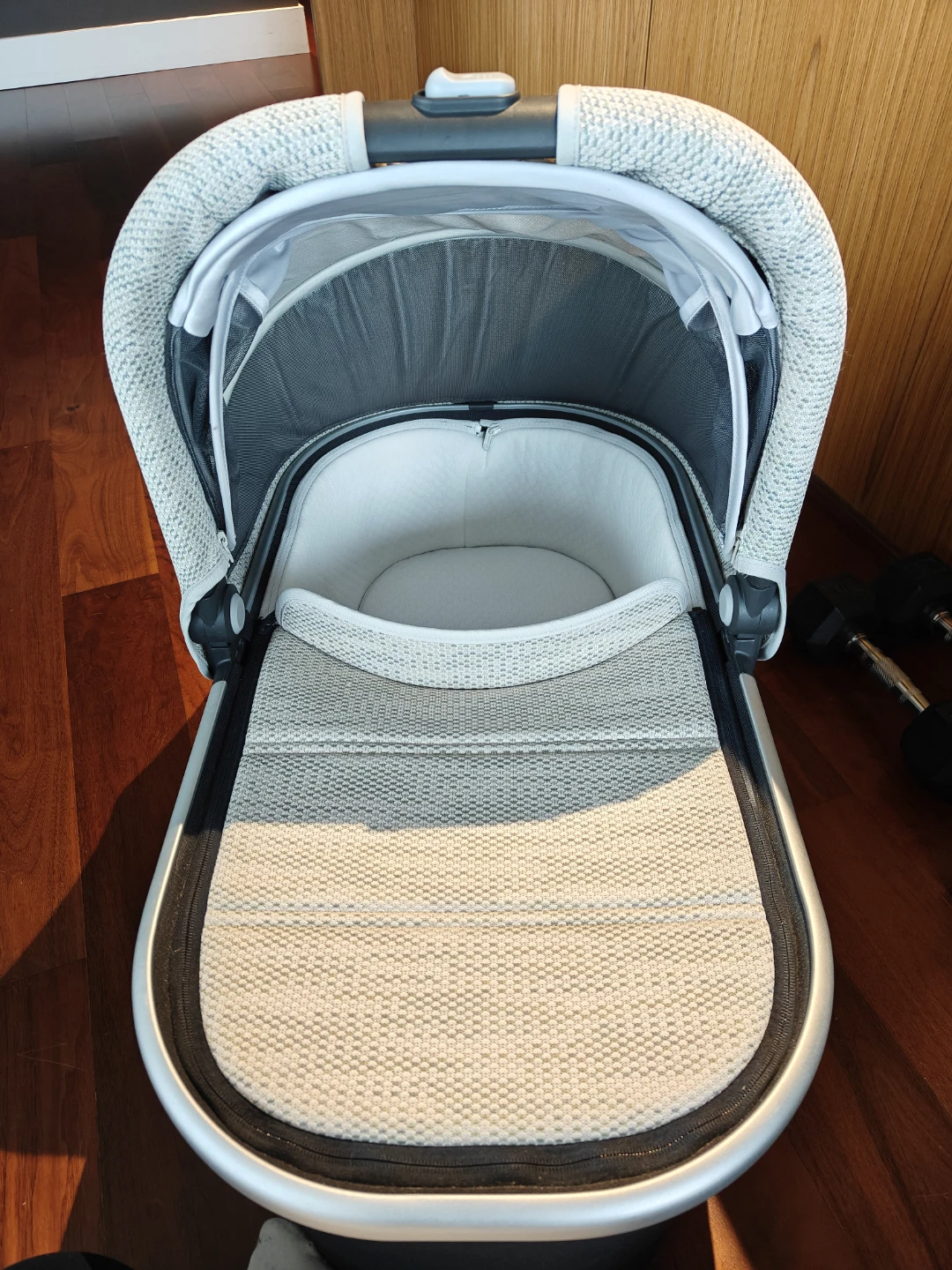 UPPAbaby Bassinet V2 - Excellent Condition + New Fitted Sheet - photo 2