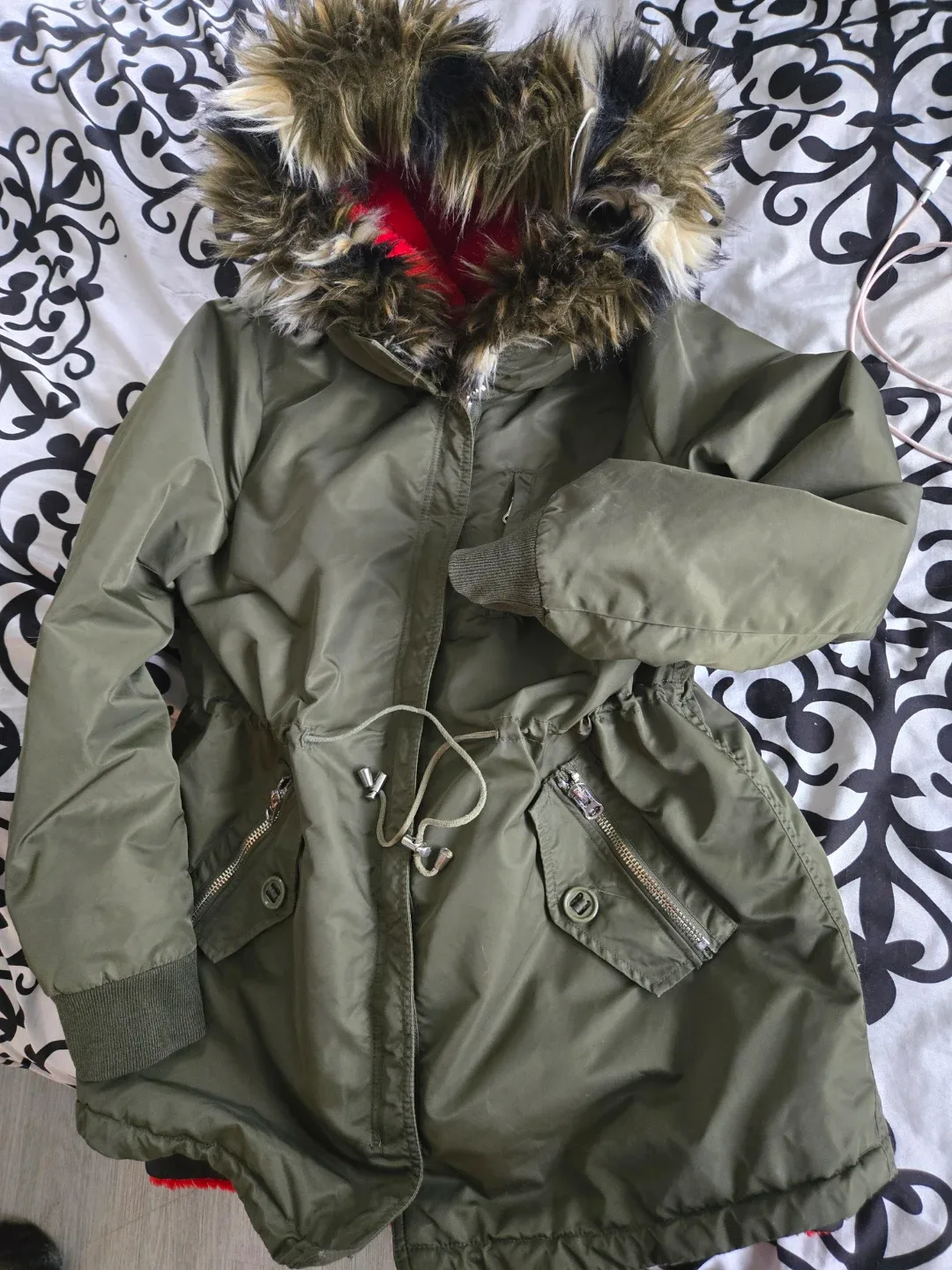 Freshly Drycleaned Guess Olive Green Winter Parka - Size L image indicator(2)