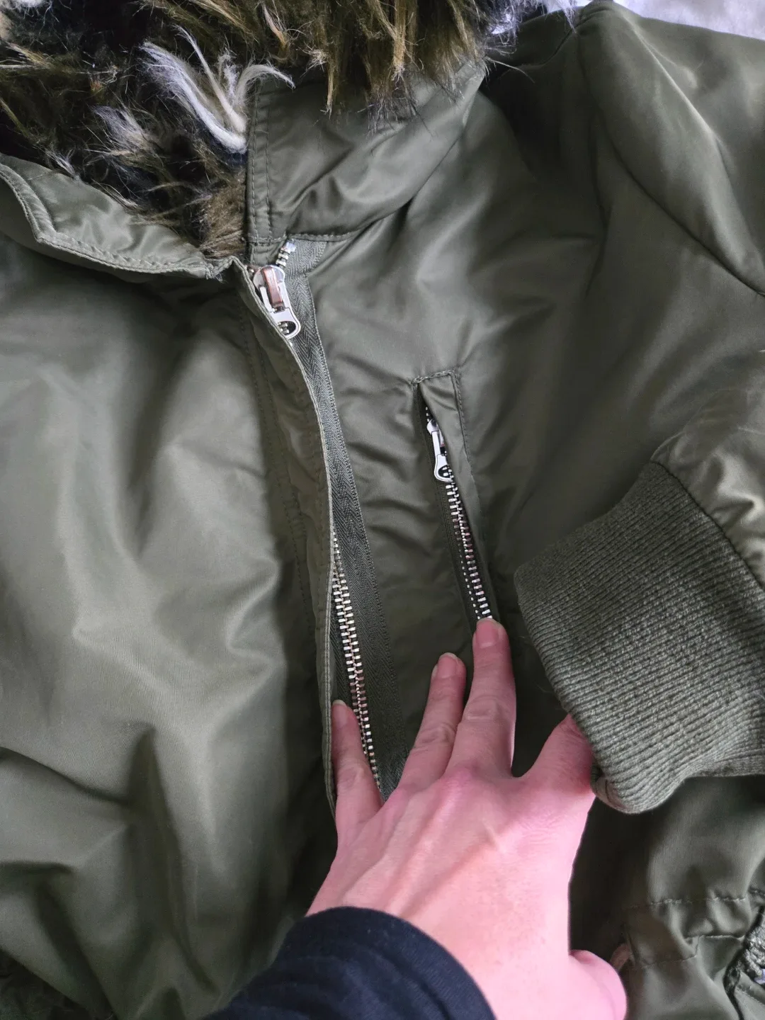 Freshly Drycleaned Guess Olive Green Winter Parka - Size L image indicator(6)