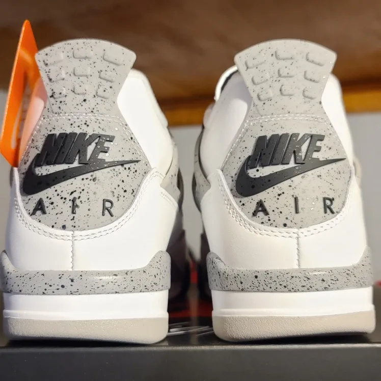 JORDAN 4 WHITE CEMENT 2025! image indicator(3)