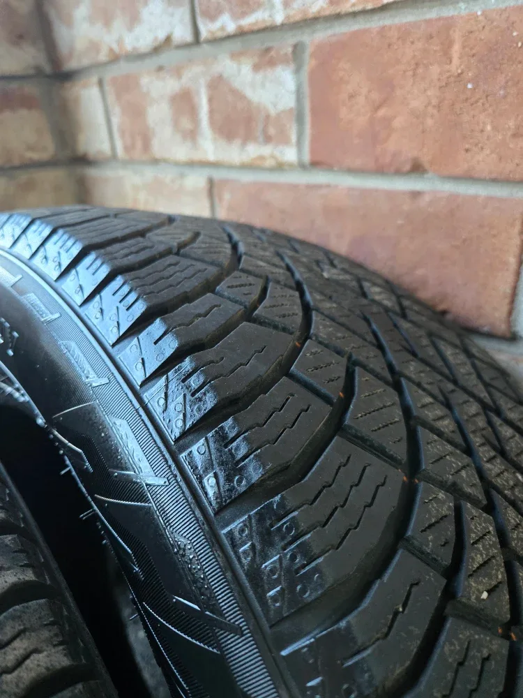 Nokian Tyres Hakkapeliitta R5 SUV WINTER Tires 225/60R18 image indicator(7)