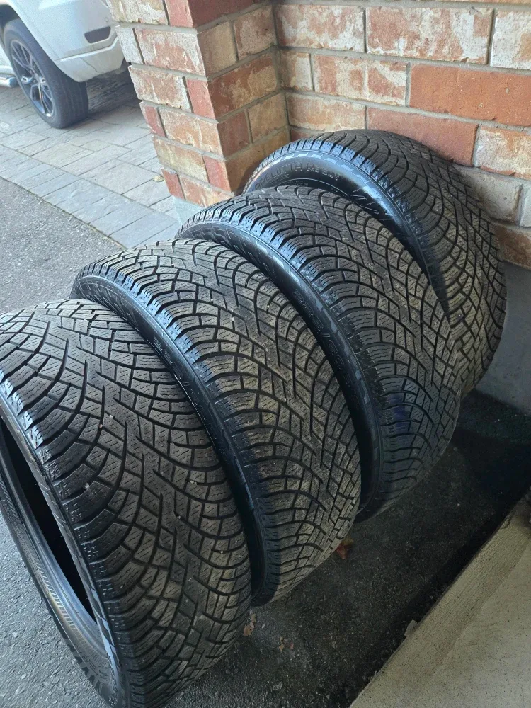 Nokian Tyres Hakkapeliitta R5 SUV WINTER Tires 225/60R18 image indicator(8)