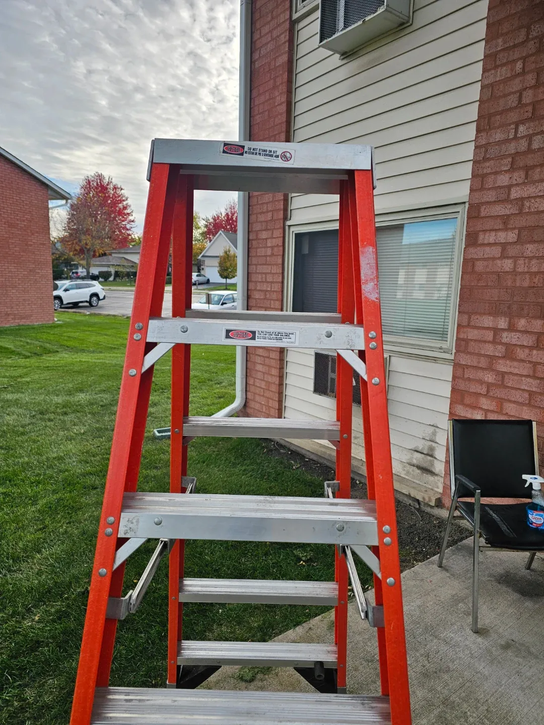 Werner 6 ft Fiberglass Step Ladder - 375 lbs Capacity image indicator(2)