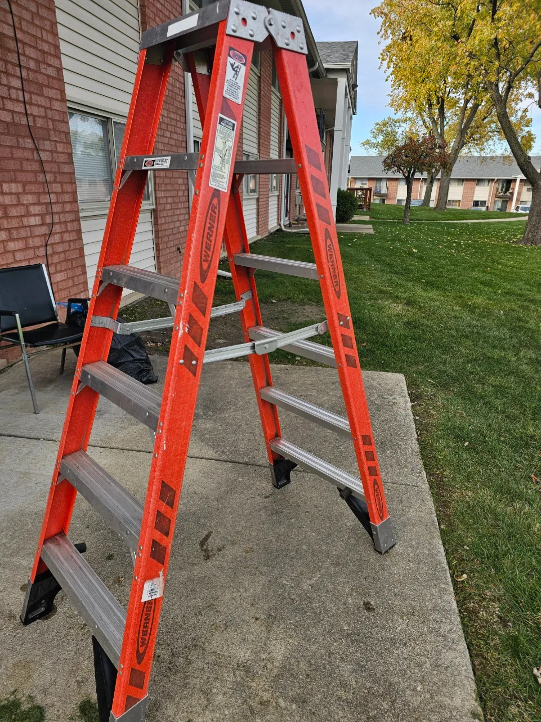 Werner 6 ft Fiberglass Step Ladder - 375 lbs Capacity image indicator(6)