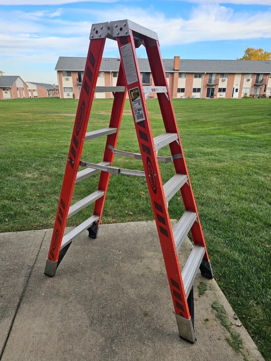 Werner 6 ft Fiberglass Step Ladder - 375 lbs Capacity image indicator(9)