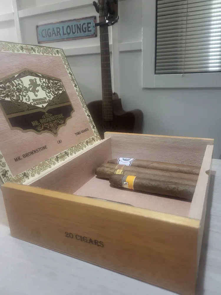 Mr. Brownstone & Esteban Carreras cigar box image indicator(2)