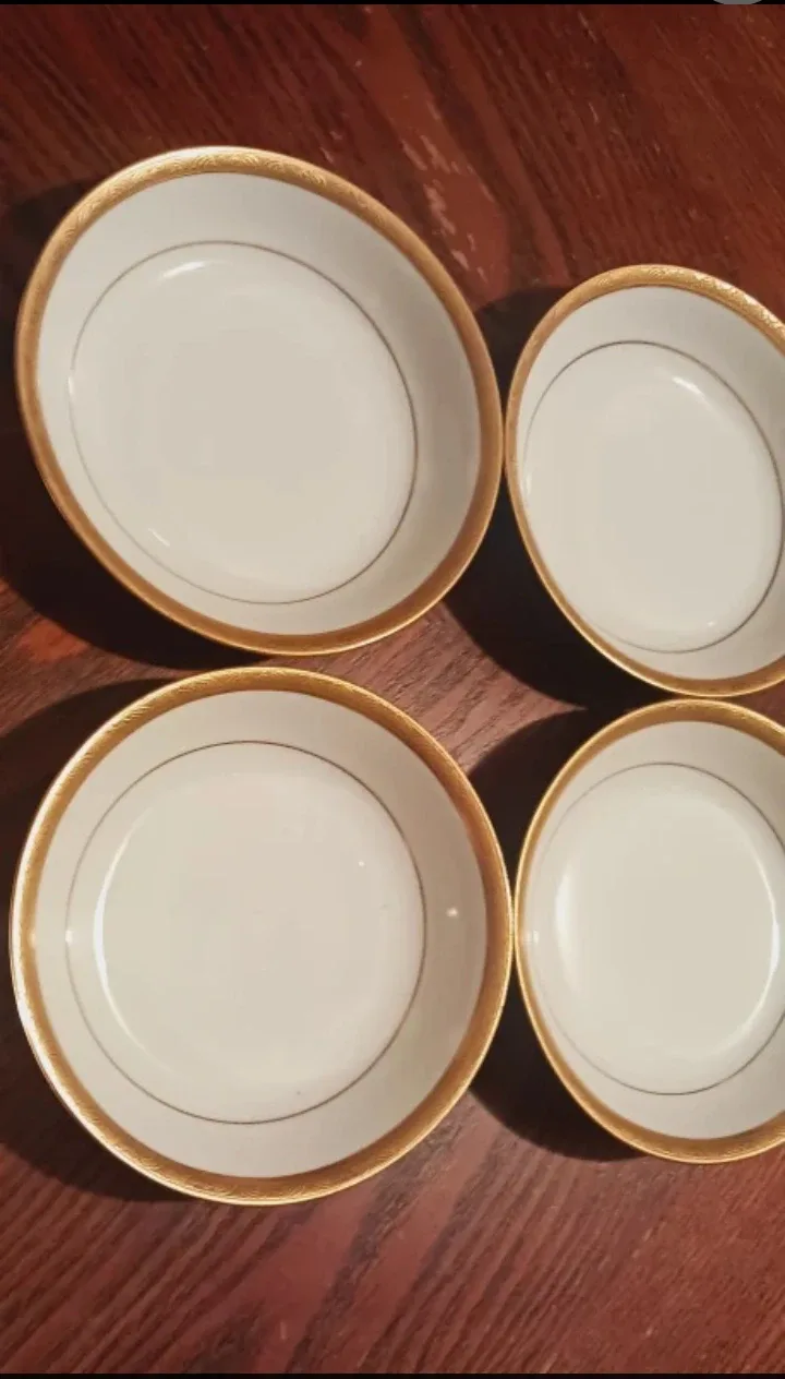 Set of 4 ×  22K Gold Trim Small Bowls for Blueberries / Desserts image indicator(2)