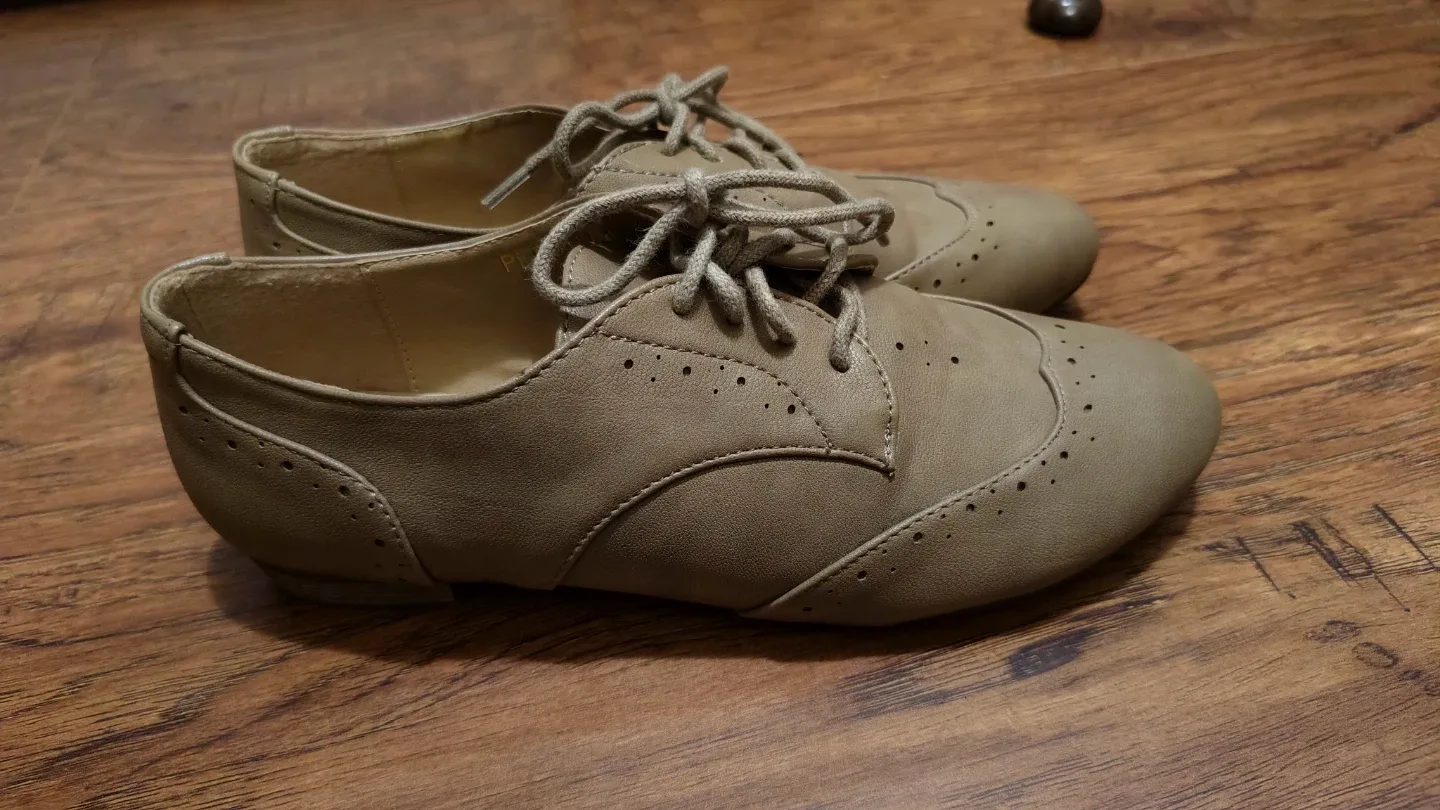 New Tan Oxford Shoes - Size 6 image indicator(2)