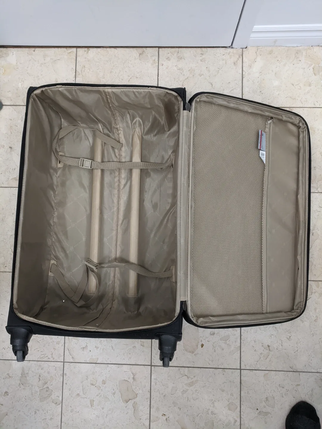 Magellan Black Rolling Suitcase image indicator(4)