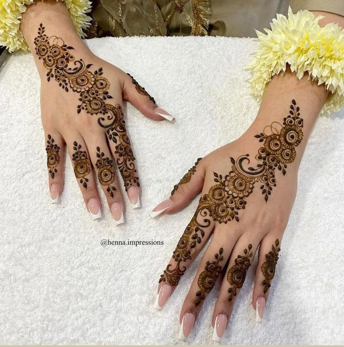 Mehndi artist image indicator(3)
