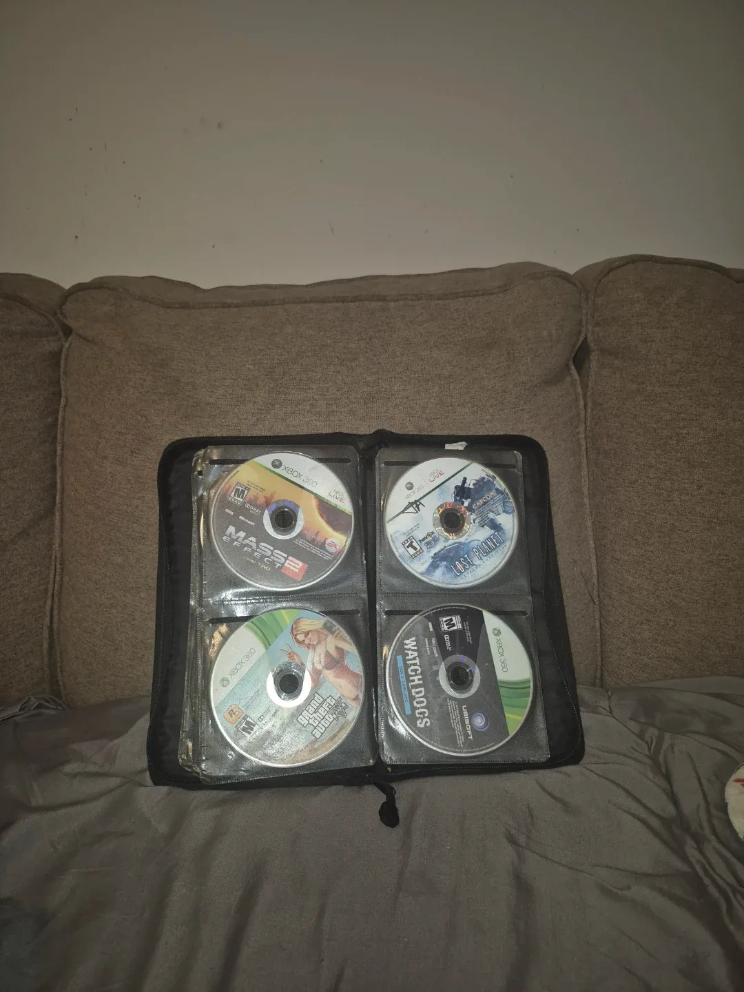 Xbox 360 Games in Carrying Case image indicator(2)