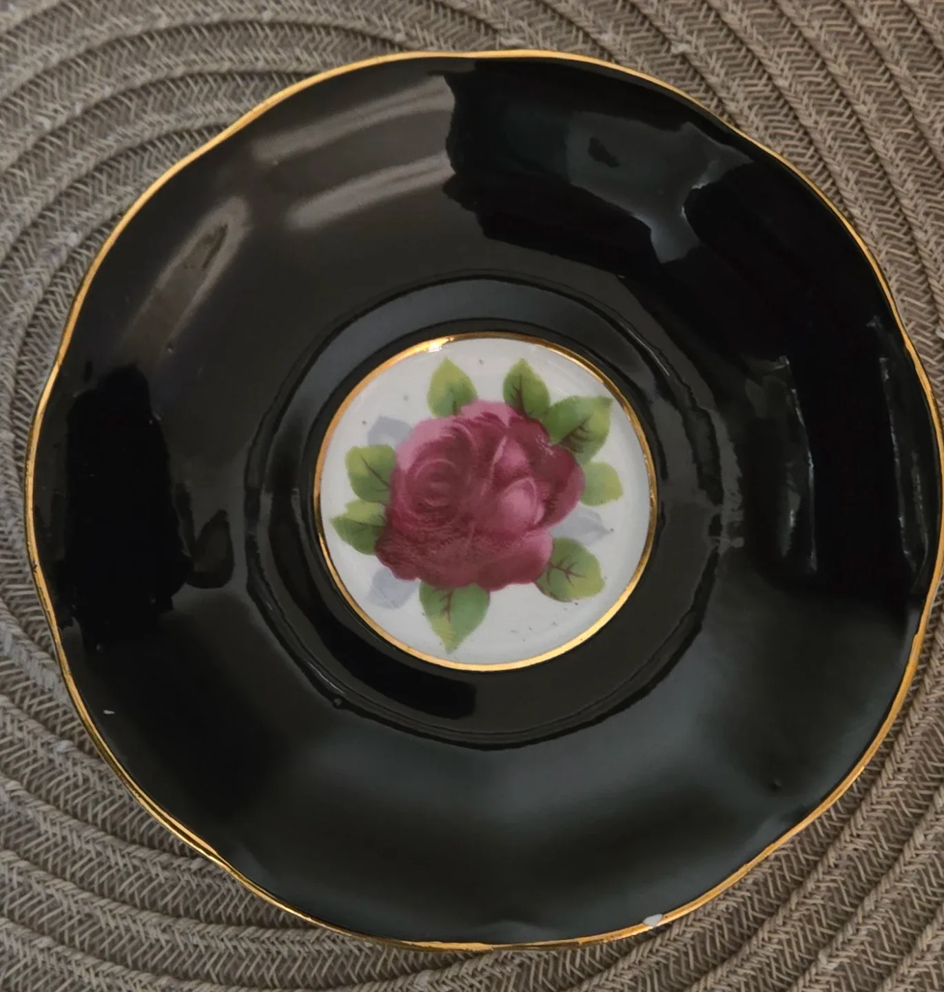 Royal Albert Old English Black Rose Teacup & Saucer image indicator(5)