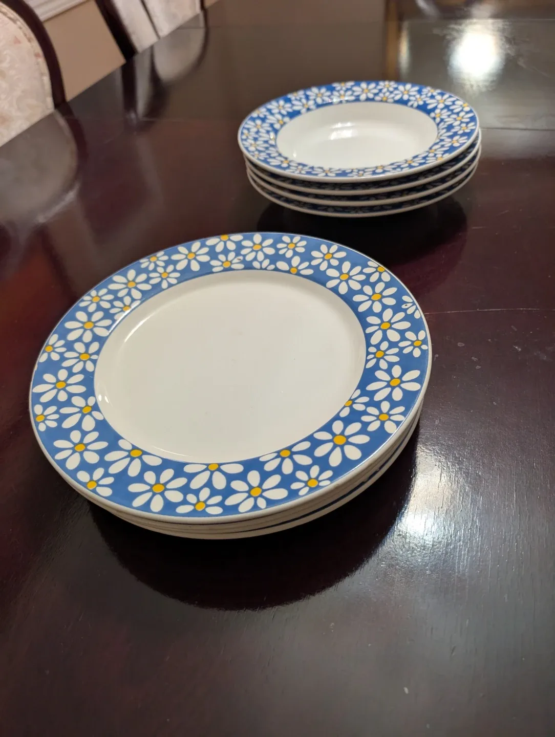 Daisy Patterned Plates image indicator(2)