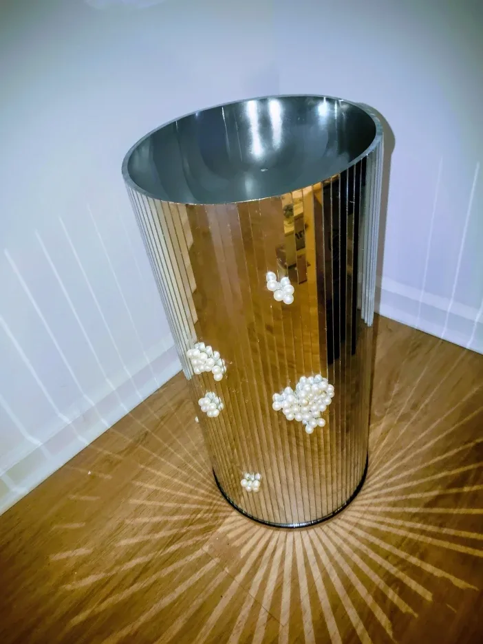 Luxury Mirrored Round Accent Table/Pedestal image indicator(4)