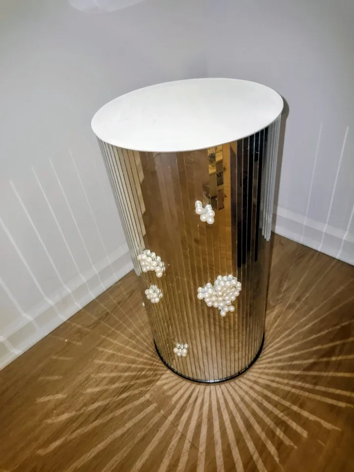 Luxury Mirrored Round Accent Table/Pedestal image indicator(5)