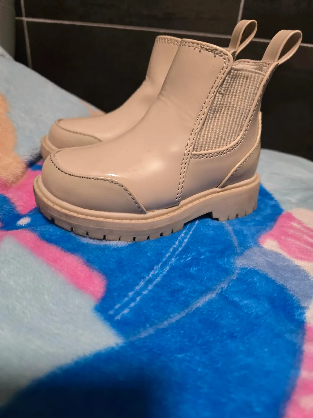 Old Navy Toddler Chelsea Boots - Size 6 image indicator(2)