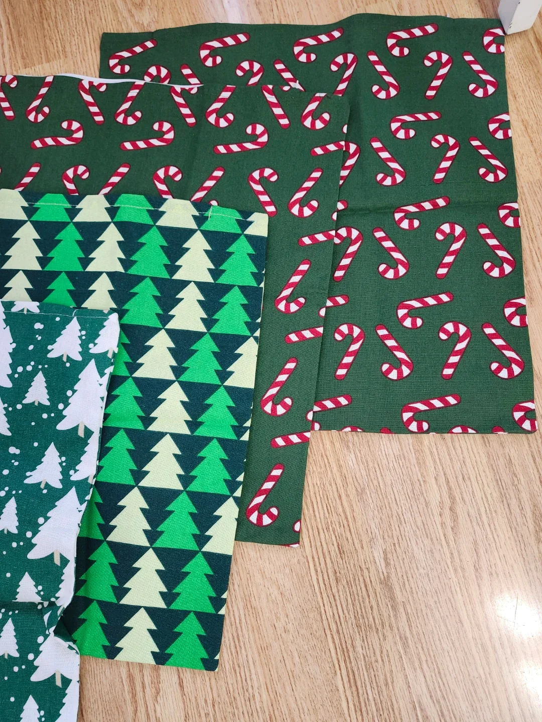 Brand New Christmas Print Pillow Covers (Set of 4) image indicator(3)