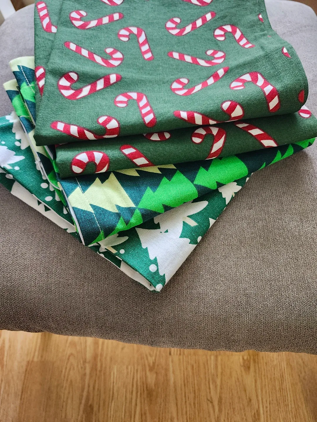 Brand New Christmas Print Pillow Covers (Set of 4) image indicator(4)