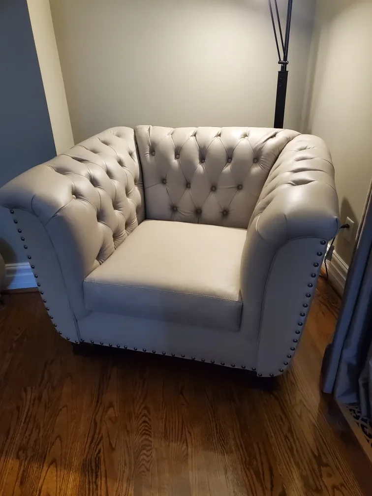 Beige Chesterfield Style Sofa image indicator(5)