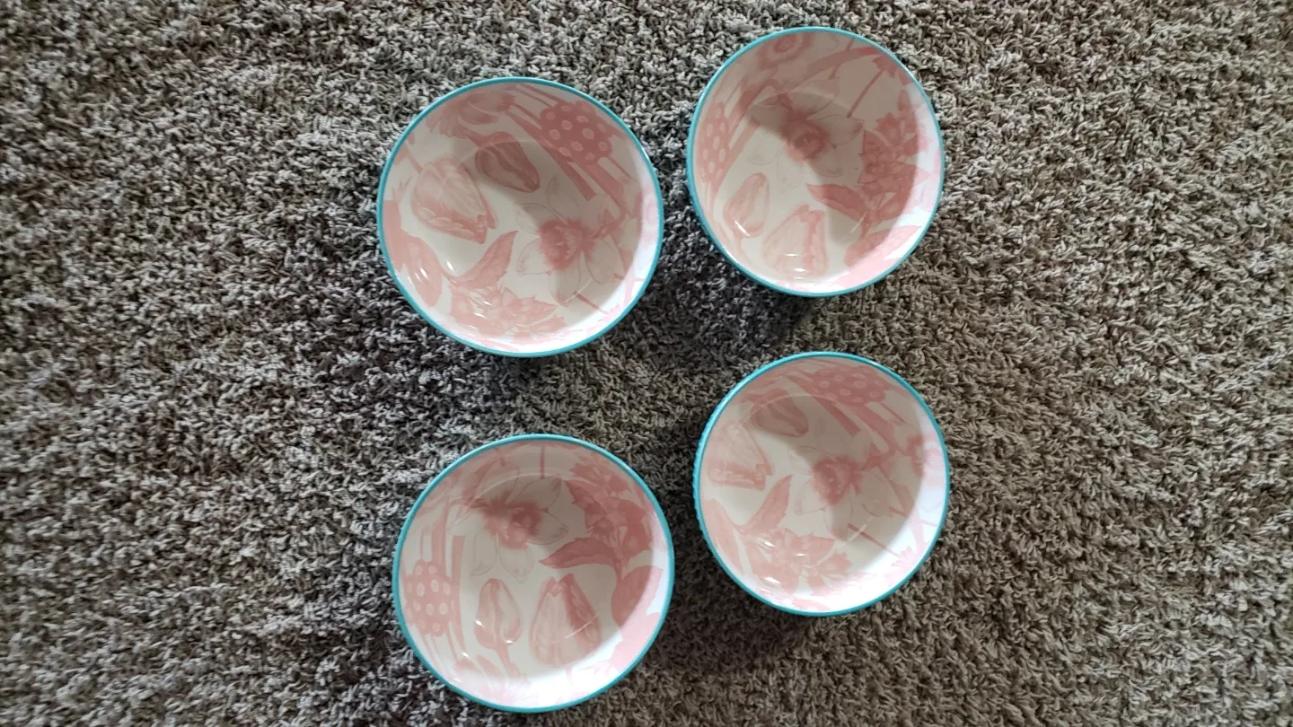 4 Large Bowls.Approx 3 in deep x 8 in round at top. $20