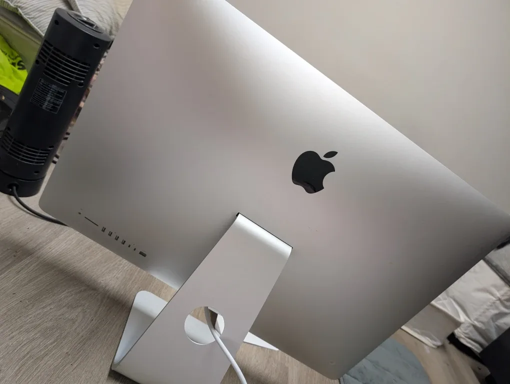 iMac Retina 5K 27-inch, 2017 image indicator(3)
