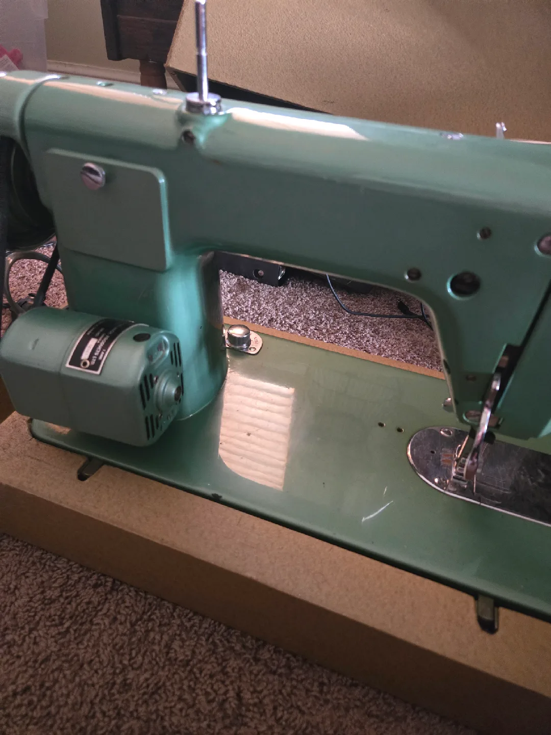 Vintage White Super DeLuxe Sewing Machine image indicator(2)