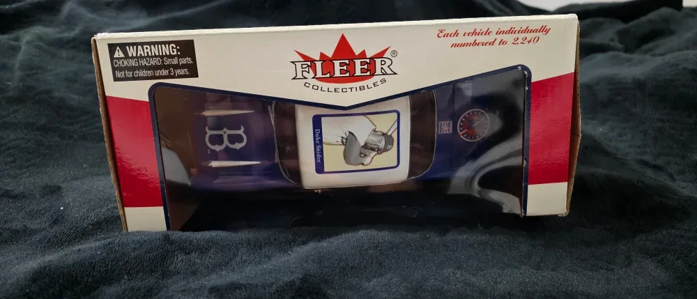 Fleer Collectibles '57 Chevy 1:24 Scale image indicator(2)