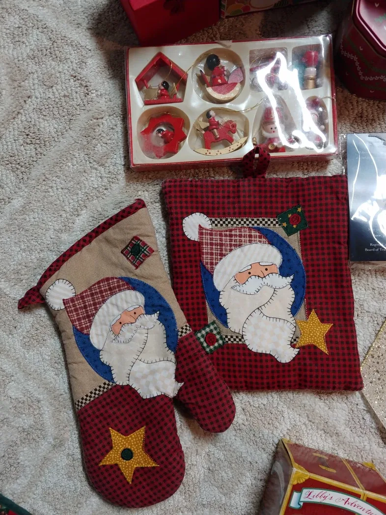 Huge Christmas Decor & Gift Bags Lot image indicator(9)