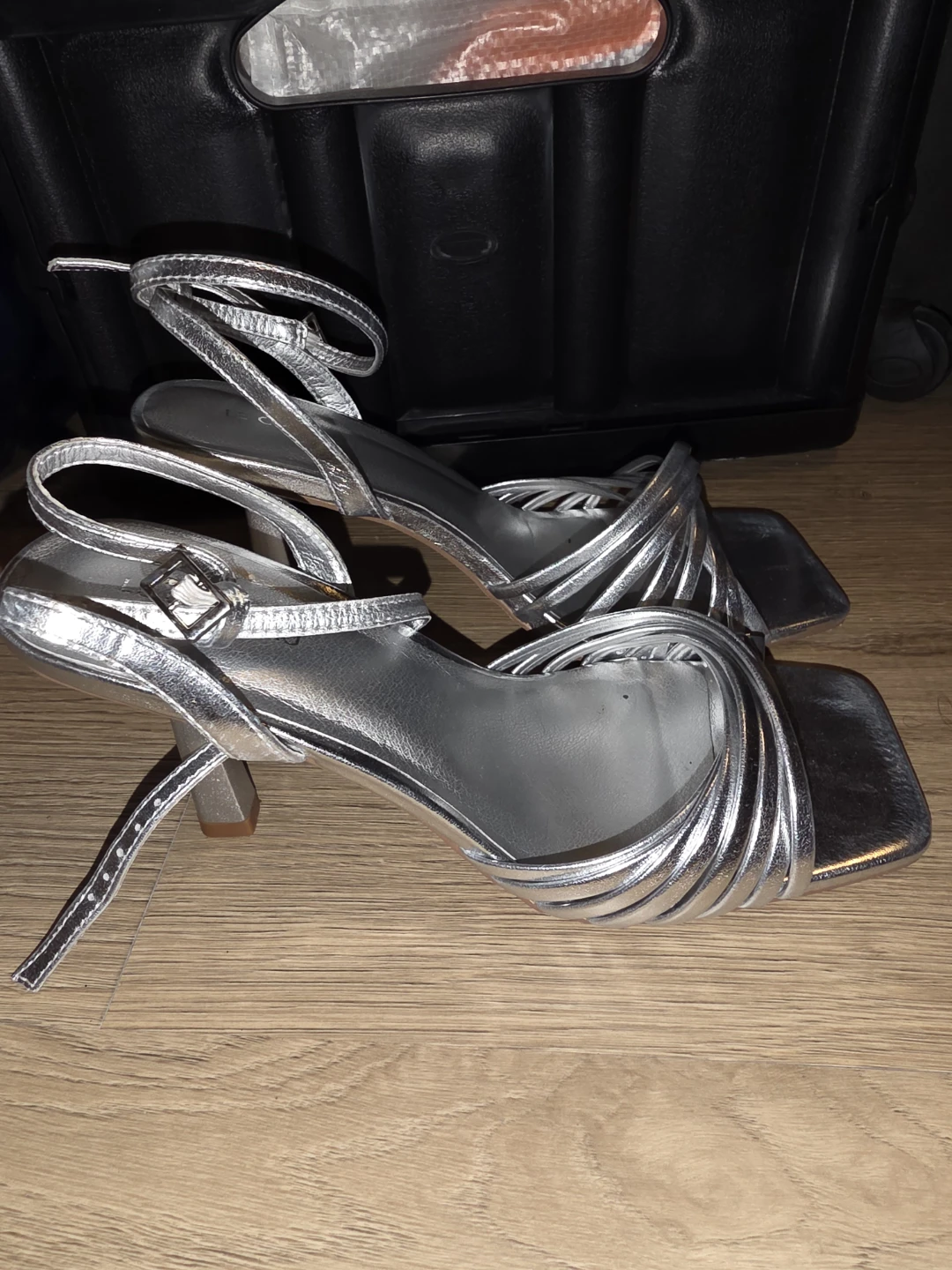 Le Chateau Silver Heels - Size 9 - photo 2