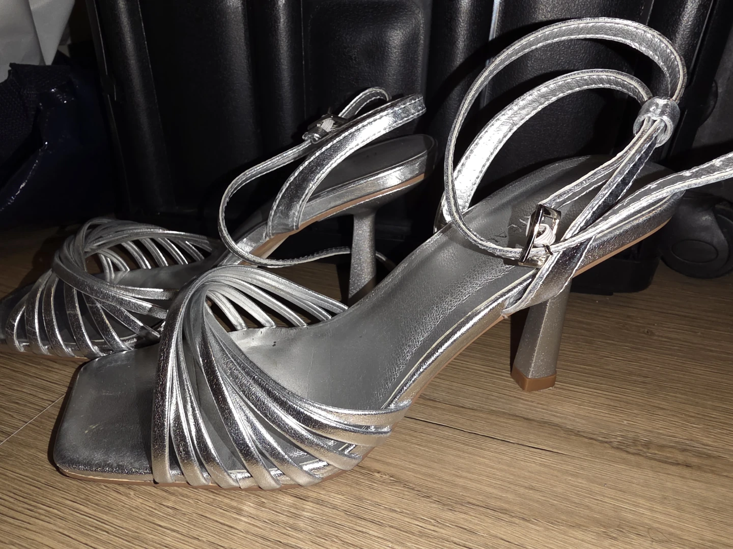Le Chateau Silver Heels - Size 9 - photo 3