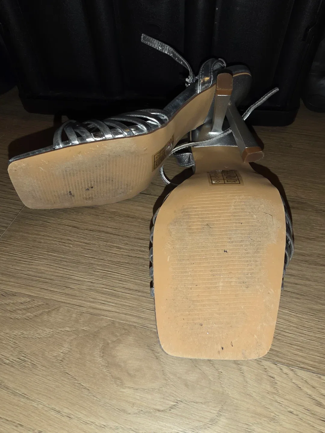 Le Chateau Silver Heels - Size 9 image indicator(4)