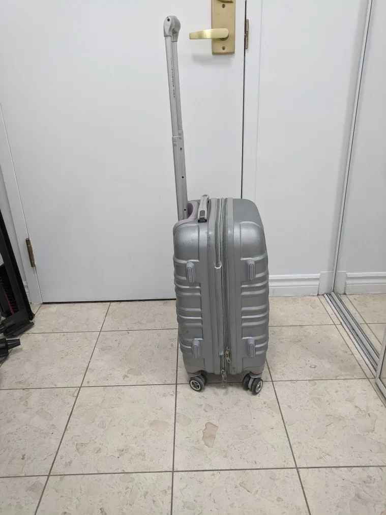 California Pak Carry-on Suitcase image indicator(2)